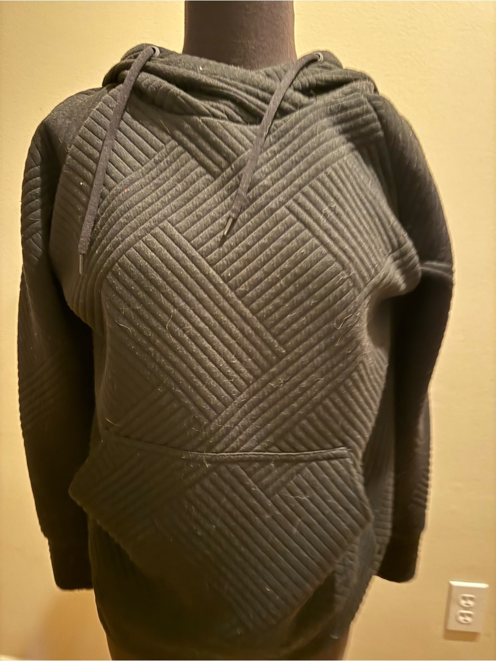 Green Tea - Women’sQuilted Textured Pullover Hoodie in black. Size Large